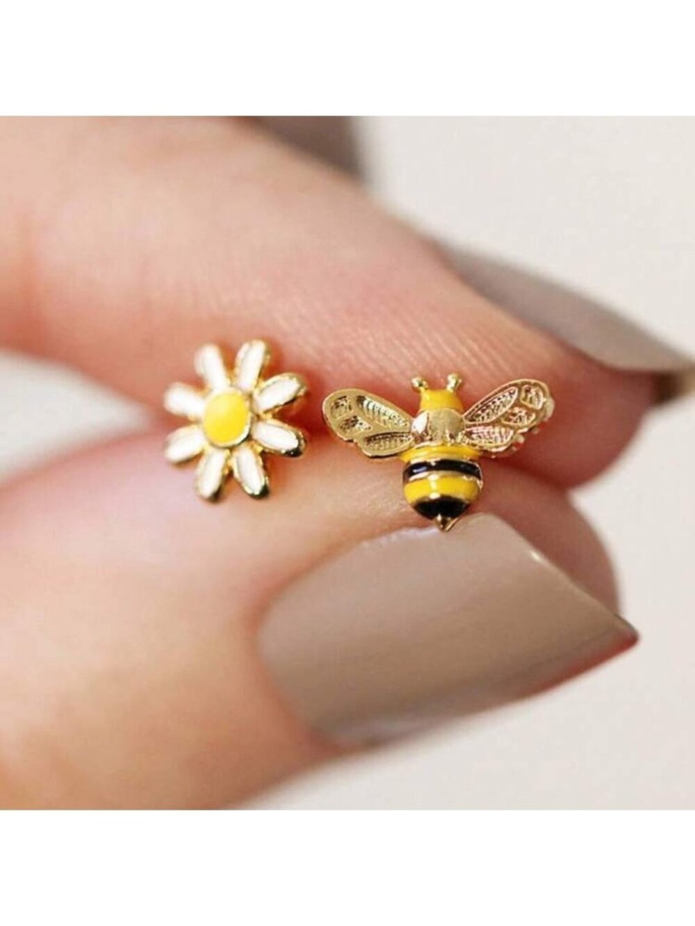 New! Bee & Daisy Post Earrings (2010) NWOT